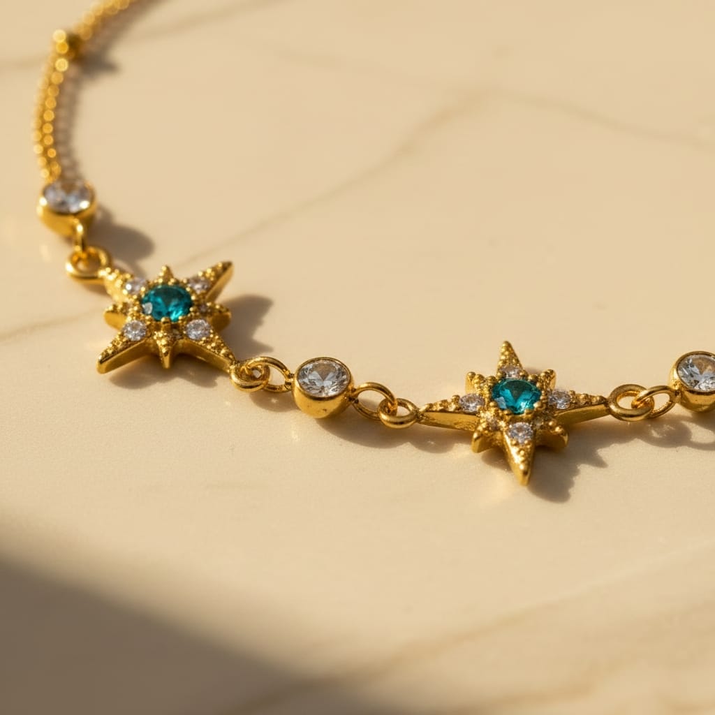 Κοντινό βραχιόλι με starburst charms τιρκουάζ και λευκό ζιργκόν, χρυσό ανοξείδωτο ατσάλι — Celestial Steel