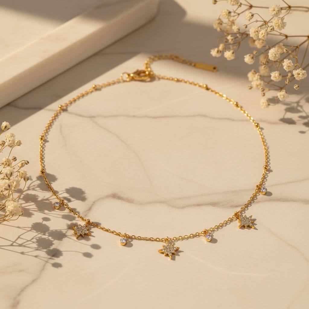 Κολιέ με starburst pave ζιργκόν και bezel-set ζιργκόν charms, χρυσό ανοξείδωτο ατσάλι, flat lay σε μάρμαρο — Celestial Steel