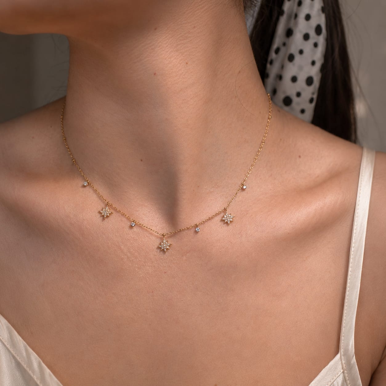 Κολιέ με starburst pave ζιργκόν και bezel-set ζιργκόν charms φορεμένο, χρυσό ανοξείδωτο ατσάλι — Celestial Steel