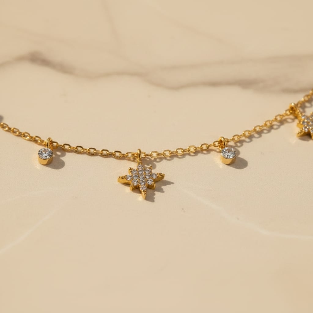 Κοντινό starburst pave ζιργκόν και bezel-set ζιργκόν charms σε cable chain, χρυσό ανοξείδωτο ατσάλι — Celestial Steel