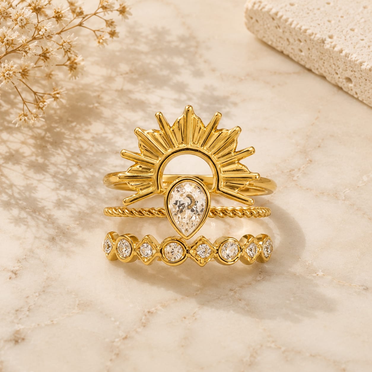 Σετ 3 δαχτυλιδιών sun moon opal, χρυσό ανοξείδωτο ατσάλι, flat lay σε μάρμαρο — Celestial Steel