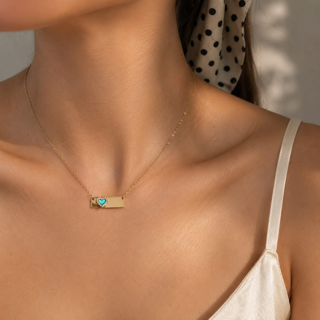 Κολιέ bar pendant με turquoise lab created καρδιά φορεμένο, χρυσό ανοξείδωτο ατσάλι — Celestial Steel 