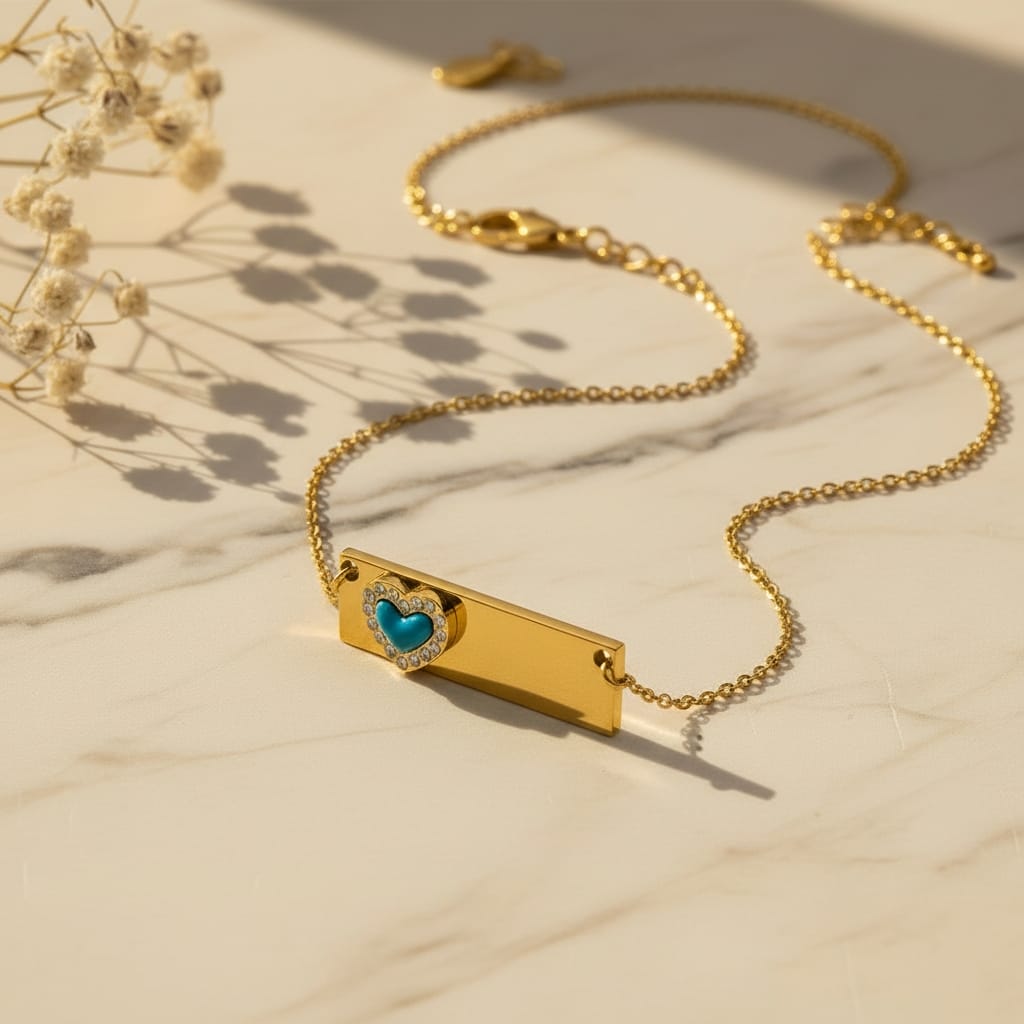 Κολιέ bar pendant με turquoise lab created καρδιά και halo ζιργκόν, χρυσό ανοξείδωτο ατσάλι, flat lay σε μάρμαρο — Celestial Steel
