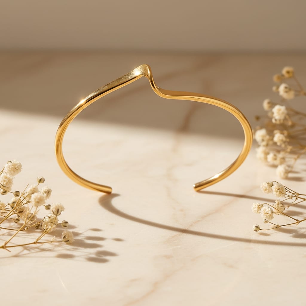 Βραχιόλι wave cuff, χρυσό ανοξείδωτο ατσάλι, product shot σε μάρμαρο με gypsophila — Celestial Steel