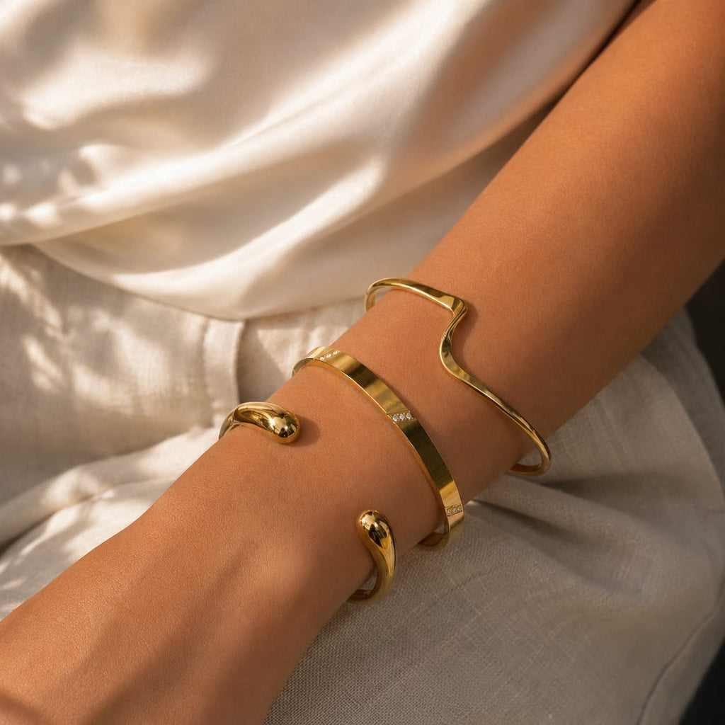 Flat cuff βραχιόλι με λευκό ζιργκόν φορεμένο stacked, χρυσό ανοξείδωτο ατσάλι — Celestial Steel
