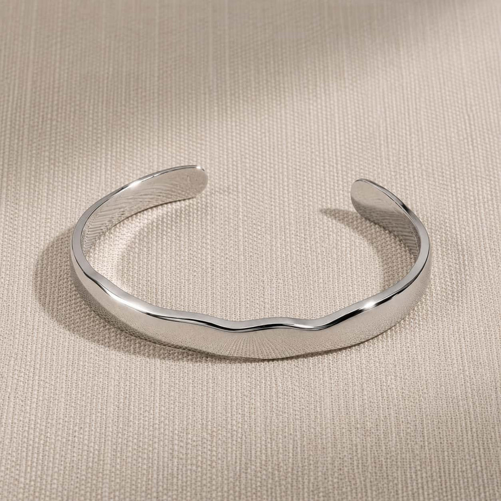 Ασημί κυματιστό cuff βραχιόλι σε linen φόντο — Celestial Steel