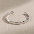 Ασημί κυματιστό cuff βραχιόλι σε linen φόντο — Celestial Steel