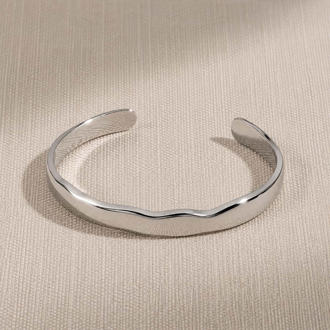 Ασημί κυματιστό cuff βραχιόλι σε linen φόντο — Celestial Steel