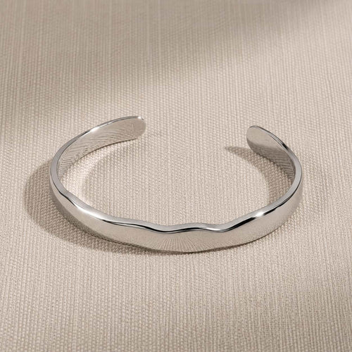 Ασημί κυματιστό cuff βραχιόλι σε linen φόντο — Celestial Steel