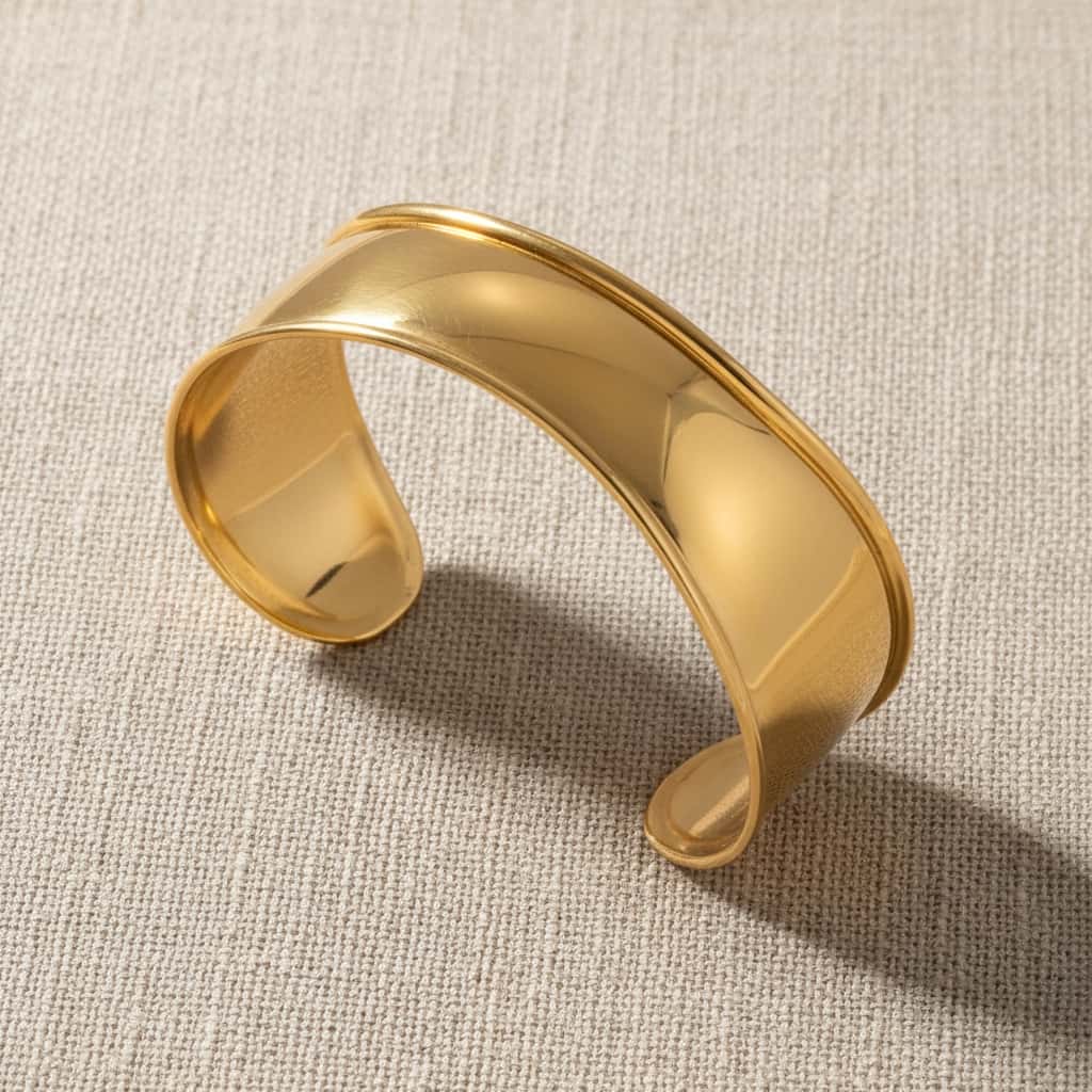 Wide open cuff βραχιόλι με wavy profile σε high polish χρυσό ανοξείδωτο ατσάλι — Celestial Steel