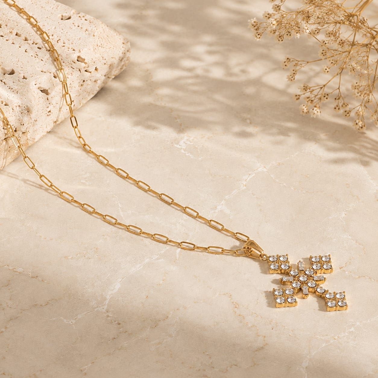Κολιέ με zircon cross pendant σε paperclip chain, χρυσό ανοξείδωτο ατσάλι, flat lay σε μάρμαρο — Celestial Steel