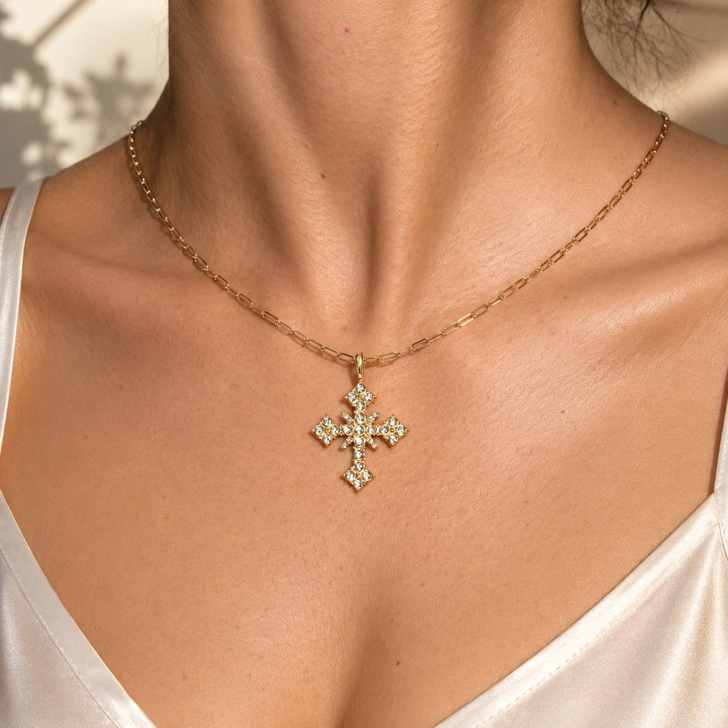 Κολιέ με zircon cross pendant φορεμένο, χρυσό ανοξείδωτο ατσάλι — Celestial Steel