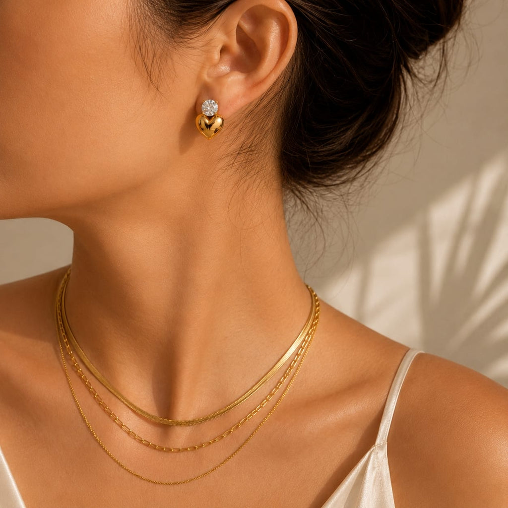 Zircon heart drop stud σκουλαρίκι φορεμένο, χρυσό ανοξείδωτο ατσάλι με λευκό ζιργκόν — Celestial Steel