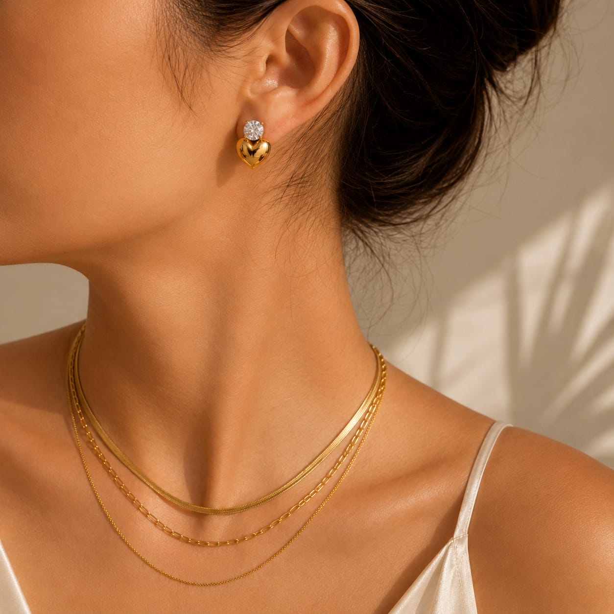 Zircon heart drop stud σκουλαρίκι φορεμένο, χρυσό ανοξείδωτο ατσάλι με λευκό ζιργκόν — Celestial Steel