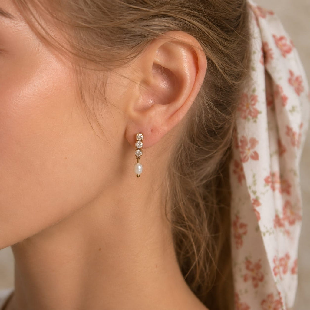 Σκουλαρίκια drop με crystal ζιργκόν και freshwater pearl φορεμένα, χρυσό ανοξείδωτο ατσάλι — Celestial Steel